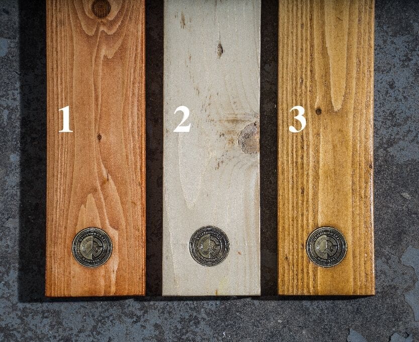 Échantillons de finition du bois Griffinworks : 1 Teinte de cerisier antique, 2 Bois naturel, 3 Teinte de chêne brun